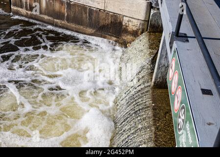 Rideau Canal Locks in Ottawa, Kanada. Nahaufnahme von fließendem Wasser Stockfoto