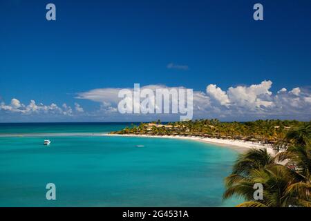 Eine Aufnahme einer Bucht mit hellem türkisfarbenem Wasser, einem weißen Sandstrand und einem blauen Himmel mit weißen Wolken. Antigua. Stockfoto