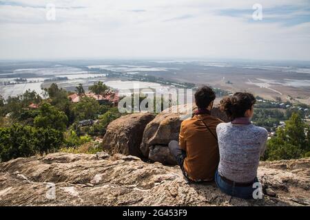 Das Paar blickt von der Long Son Pagode auf dem Sam-Berg, in der Nähe von Chau Doc, an Giang, Vietnam, Asien, über Reisfelder in der Nähe der Grenze zu Vietnam und Kambodscha Stockfoto