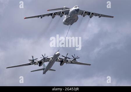 MOSKAU, RUSSLAND - 7. MAI 2021: Avia-Parade in Moskau. Tanker Iljuschin Il-78 und strategische Bomber- und Raketenplattform TU-95 in Th Stockfoto