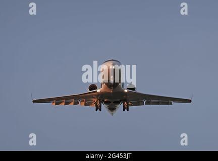 Das Flugzeug fliegt vor dem Hintergrund des blauen Himmels Stockfoto