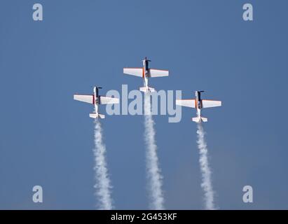 Moskau Russland Zhukovsky Airfield 31 August 2019: Leistung des Kunstflugzeugs Yak-52 der internationale Luft- und Raumfahrtsalon MAKS Stockfoto