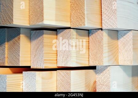 Neue gehobelte Holzplanken aus nächster Nähe. Werbefoto von Baumaterialien. Hintergrund Stockfoto