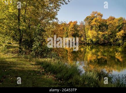 Herbstfarben und Reflexionen auf dem Jerusalem Pond in St. Croix Falls, Wisconsin, USA. Stockfoto