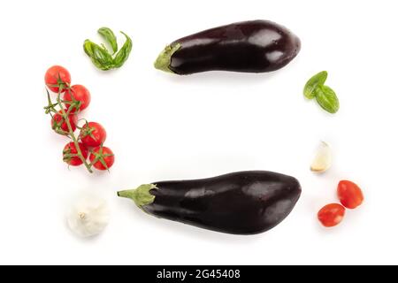 Eine flache Lay-Komposition mit Gemüse. Auberginen, Tomaten, Basilikum und Knoblauch Stockfoto