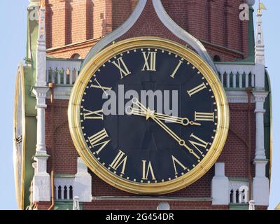 Moskauer Kreml-Hauptuhr namens Kuranti auf Spasskaya Tower Red Square. Stockfoto