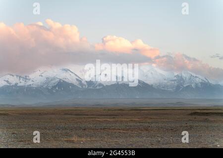 Die erstaunliche wilde Aussicht auf kirgisistan Landschaft voller Schneespitzen und Wildnis Stockfoto