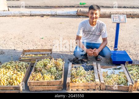 Khujand/Tadschikistan-05.18.2020:Blick auf die Stände mit Obst und Gemüse auf dem traditionellen tadschikischen Basar in Tadschikistan Stockfoto