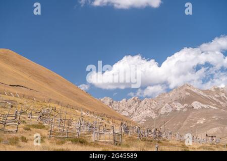 Der Blick auf den alten traditionellen Friedhof in einem kleinen abgelegenen Dorf in Kirgisistan Stockfoto