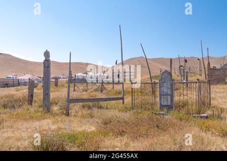 Der Blick auf den alten traditionellen Friedhof in einem kleinen abgelegenen Dorf in Kirgisistan Stockfoto