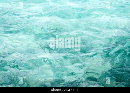 Oberfläche des blauen Meerwassers Hintergrund Stockfoto