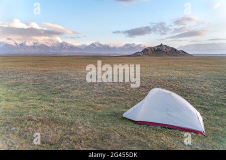 Die erstaunliche wilde Aussicht auf kirgisistan Landschaft voller Schneespitzen, Wildnis und Zelt Stockfoto