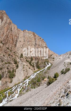 Die schöne Bergwanderstraße mit klarem blauen Himmel und felsigen Hügeln in den Fann Bergen in Tadschikistan Stockfoto