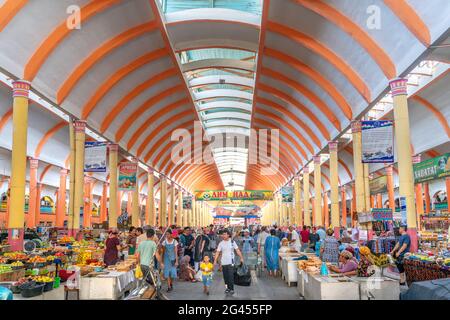 Khujand/Tadschikistan-05.18.2020:der Blick in den alten sowjetischen historischen Zentralbasar Panjshanbe Bozor in Khujand in Tadschikistan Stockfoto