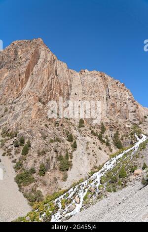 Die schöne Bergwanderstraße mit klarem blauen Himmel und felsigen Hügeln in den Fann Bergen in Tadschikistan Stockfoto