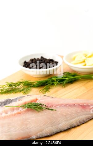 Tilapia roh auf Holzbrett Stockfoto