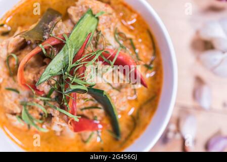 Großaufnahme leckeres thai Essen, Nähe Panang Curry Huhn und Zutat für Menü-Hintergrund Stockfoto