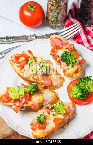 Open-Sandwich mit Schinken, Mozzarella und Tomaten auf Küchentisch, flachen Fokus Stockfoto