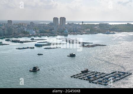 Die ländliche Straßenansicht des alten traditionellen Flussfischerdorfes auf Hainan in China Stockfoto