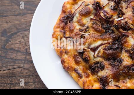 Leckere italienische Pizza serviert auf Holztisch Stockfoto