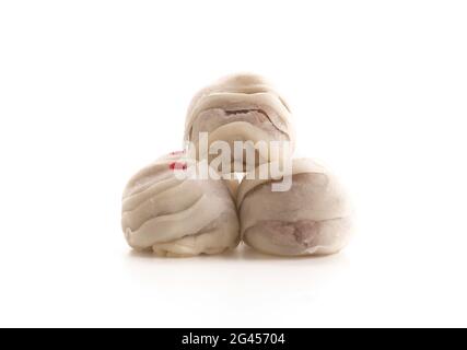 Chinesische Konditorei-Mungbohne auf weißem Hintergrund Stockfoto