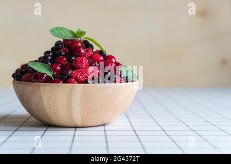 Gefrorene gemischte Beere auf dem Tisch Stockfoto