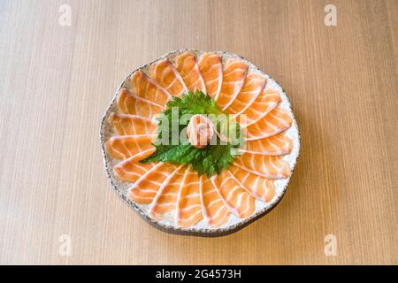 Lachs-Sashimi in Scheiben - Japanisches Essen Stockfoto