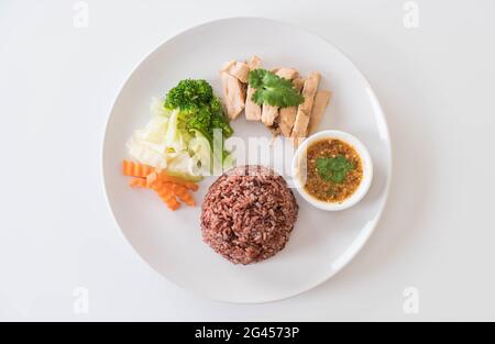 Brathähnchen und Gemüse mit Beerenreis - sauberes Essen Stockfoto