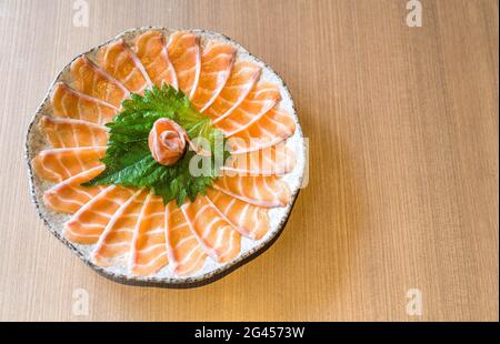 Lachs-Sashimi in Scheiben - Japanisches Essen Stockfoto