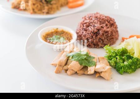 Brathähnchen und Gemüse mit Beerenreis - sauberes Essen Stockfoto