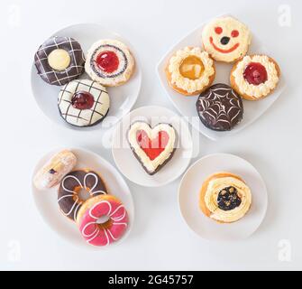 Frischer Donut auf dem Tisch serviert Stockfoto