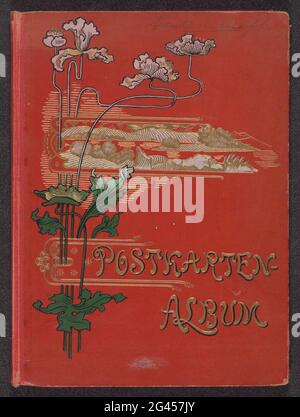 Postkarten-Album (leer); Postkarten-Album. Postkarten-Album in rotem Band. Auf der Presplat der Titel in Golddruck und einer stilisierten Blume mit einer Berglandschaft in den Wolken, in Gold, Grün und Rosa. Auf der Vorderseite zeigt Bract ein Bild von einem Schiff und einem Leuchtturm, mit einer Vase mit Blumen an der Seite. Auf der Rückseite gibt es eine nummerierte Liste von Spalten für Notizen. Das Album enthält 14 Blätter, die für 52 Postkarten stattfinden können. Stockfoto