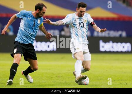 Brasilia, Brasilien. Juni 2021. Der Argentinier Lionel Messi (R) spielt mit dem Uruguays Diego Godin während des Fußballspiels der Copa America-Gruppe A 2021 zwischen Argentinien und Uruguay in Brasilia, Brasilien, am 18. Juni 2021. Quelle: Lucio Tavora/Xinhua/Alamy Live News Stockfoto
