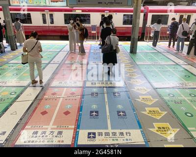 Tokio, Japan. Mai 2021. Viele Markierungen auf dem Boden einer Plattform an der Shinagawa Station. Die Japaner werden aufgefordert, sich bei jeder Runde richtig zu verhalten. Eine fast unüberschaubare Flut von Verhaltensregeln begleitet ihren Alltag. Einige von ihnen wirken geradezu bizarr. (To dpa: 'Zwischen Vorschriften und Streben nach Harmonie - Japans Obsession mit Regeln') Quelle: Lars Nicolaysen/dpa/Alamy Live News Stockfoto