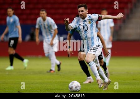 Brasilia, Brasilien. Juni 2021. Der Argentinier Lionel Messi (vorne) tritt während des Fußballspiels der Copa America-Gruppe A 2021 zwischen Argentinien und Uruguay in Brasilia, Brasilien, am 18. Juni 2021 an. Quelle: Lucio Tavora/Xinhua/Alamy Live News Stockfoto