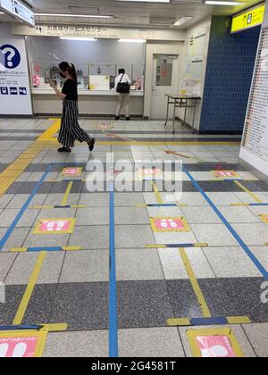 Tokio, Japan. Mai 2021. Markierung für korrekte Warteschlangenstellung in einer Station. Die Japaner werden gebeten, sich bei jeder Wende korrekt zu verhalten. Eine fast unüberschaubare Flut von Verhaltensregeln begleitet ihren Alltag. Einige von ihnen wirken geradezu bizarr. (To dpa: 'Zwischen Vorschriften und Streben nach Harmonie - Japans Obsession mit Regeln') Quelle: Lars Nicolaysen/dpa/Alamy Live News Stockfoto