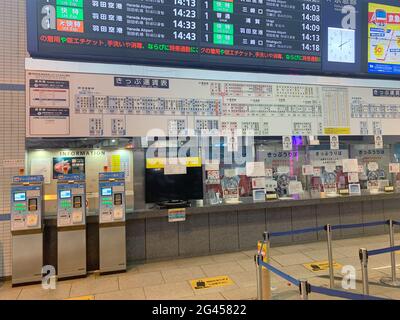 Tokio, Japan. Mai 2021. Fahrkartenautomaten am Bahnhof Shinagawa. Die Japaner werden gebeten, sich bei jeder Wende korrekt zu verhalten. Eine fast unüberschaubare Flut von Verhaltensregeln begleitet ihren Alltag. Einige von ihnen wirken geradezu bizarr. (To dpa: 'Zwischen Vorschriften und Streben nach Harmonie - Japans Obsession mit Regeln') Quelle: Lars Nicolaysen/dpa/Alamy Live News Stockfoto