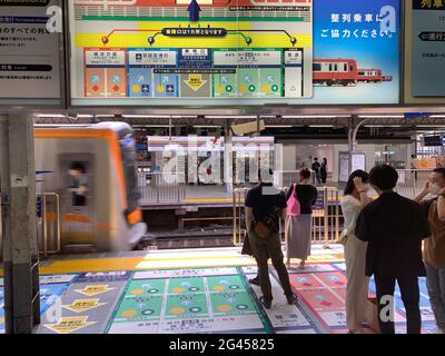 Tokio, Japan. Mai 2021. Viele Markierungen auf dem Boden der Shinagawa Station. Die Japaner werden aufgefordert, sich bei jeder Runde richtig zu verhalten. Eine fast unüberschaubare Flut von Verhaltensregeln begleitet ihren Alltag. Einige von ihnen wirken geradezu bizarr. (To dpa: 'Zwischen Vorschriften und Streben nach Harmonie - Japans Obsession mit Regeln') Quelle: Lars Nicolaysen/dpa/Alamy Live News Stockfoto