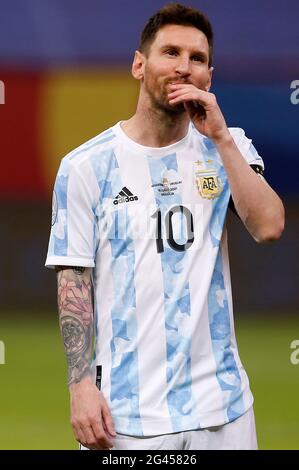 Brasilia, Brasilien. Juni 2021. Der Argentinier Lionel Messi reagiert vor dem Fußballspiel Copa America 2021 zwischen Argentinien und Uruguay in Brasilia, Brasilien, am 18. Juni 2021. Quelle: Lucio Tavora/Xinhua/Alamy Live News Stockfoto