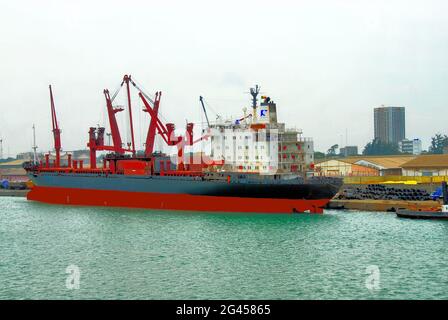 Ein Ozeanschiff in warmen Gewässern des Golfs von Guinea, im westafrikanischen Hafen von Cotonou, Benin, an einem trüben Tag. Stockfoto