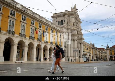 Lissabon, Portugal. Juni 2021. Menschen mit Gesichtsmasken gehen in die Innenstadt von Lissabon, Portugal, 18. Juni 2021. Die portugiesische Regierung kündigte am Donnerstag an, dass das gesamte Stadtgebiet von Lissabon (AML) am Wochenende von 3 Uhr am Freitag bis 6 Uhr am kommenden Montag isoliert sein wird, um die Erhöhung der COVID-19-Fälle in der Hauptstadt des Landes einzudämmen. Quelle: Pedro Fiuza/Xinhua/Alamy Live News Stockfoto