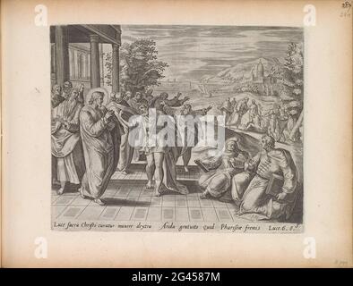 Christus heilt einen Mann mit einer schrumpeligen Hand; Wunder Christi; Theatrum Biblicum Hoc Est Historiae Sacrae Veteris et Novi Testamenti Tabulis Aeneis Expressae. Christus heilt am Sabbat im Tempel einen Mann mit geschrumpfter Hand. Der Mann streckt seine Hand zu Christus. Die Schriftgelehrten schauen. Zwei von ihnen sind vor Ort mit Gesetzbüchern in der Hand. Im Hintergrund in der Landschaft heilt Christus andere Menschen. Unter der Show ein Hinweis auf Latein auf den Bibeltext in Luc. 6: 6. Dieser Druck ist Teil eines Albums. Stockfoto