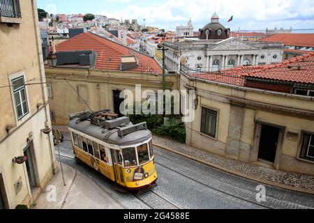 Lissabon, Portugal. Juni 2021. Eine Straßenbahn ist auf einer Straße in der Innenstadt von Lissabon, Portugal, 18. Juni 2021 zu sehen. Die portugiesische Regierung kündigte am Donnerstag an, dass das gesamte Stadtgebiet von Lissabon (AML) am Wochenende von 3 Uhr am Freitag bis 6 Uhr am kommenden Montag isoliert sein wird, um die Erhöhung der COVID-19-Fälle in der Hauptstadt des Landes einzudämmen. Quelle: Pedro Fiuza/Xinhua/Alamy Live News Stockfoto