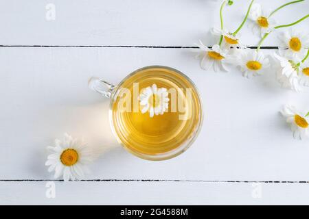 Nahaufnahme einer Tasse Kamillentee von oben. Alternative und traditionelle Medizin. Kräuterbehandlung. Selektiver Fokus. Stockfoto