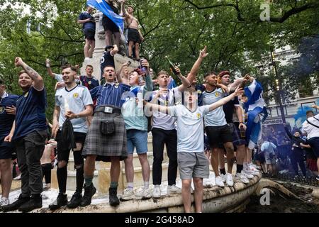 London, Großbritannien. Juni 2021. Schottische Fans kommen vor dem EURO21-Spiel gegen England am Leicester Square in Zentral-London zusammen. Kredit: Jeff Gilbert/Alamy Live Nachrichten Stockfoto