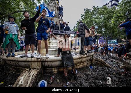 London, Großbritannien. Juni 2021. Schottische Fans kommen vor dem EURO21-Spiel gegen England am Leicester Square in Zentral-London zusammen. Kredit: Jeff Gilbert/Alamy Live Nachrichten Stockfoto