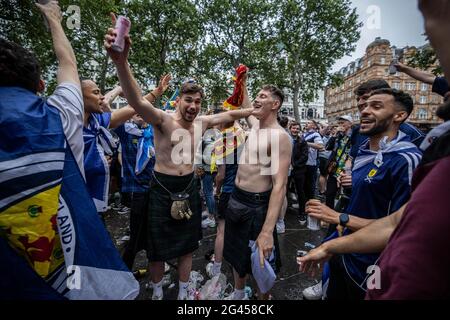 London, Großbritannien. Juni 2021. Schottische Fans kommen vor dem EURO21-Spiel gegen England am Leicester Square in Zentral-London zusammen. Kredit: Jeff Gilbert/Alamy Live Nachrichten Stockfoto