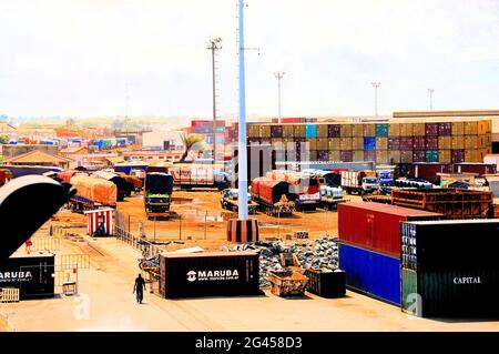 Containerlagerung im Hafen von Lomé, Togo' in Westafrika an einem trüben Tag im Oktober 2011. Stockfoto