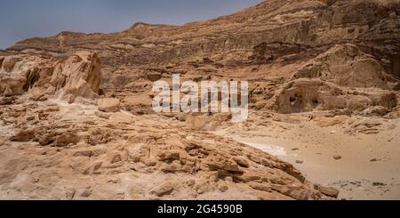 Verschiedene Felsformationen in den Bergen des Timna Valley Park, der Negev Wüste, Süd-Israel. Stockfoto