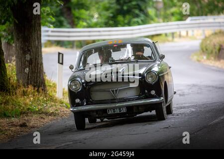 Orvieto, Italien. Juni 2021. Ein 1956 Fiat 1100/103 TV Coupe' Pinifarina nähert sich Orvieto. Quelle: Stephen Bisgrove/Alamy Live News Stockfoto